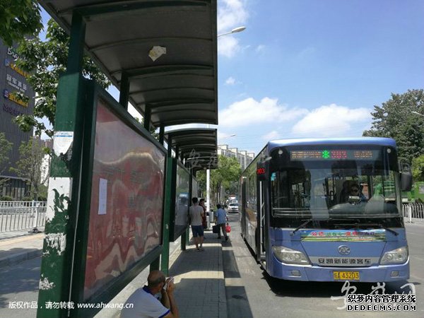 公交候車亭也出現(xiàn)山寨貨